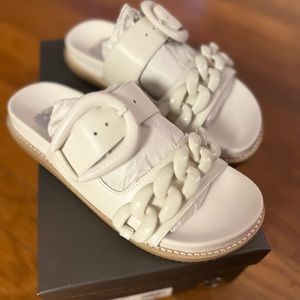 Vince Camuto, Kennedy slides